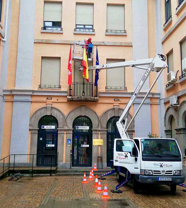 Trabajo en altura con cesta elevadora en edificio público