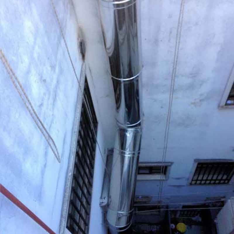 Colocación de conductos de extracción en edificio